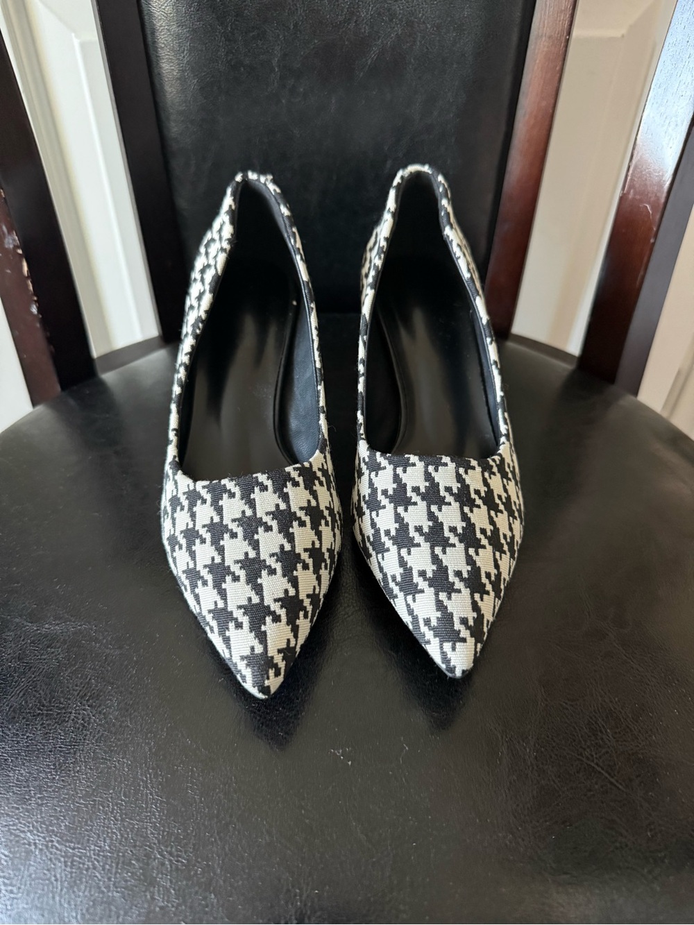 Pointed-Toe Houndstooth Pumps - Black & White